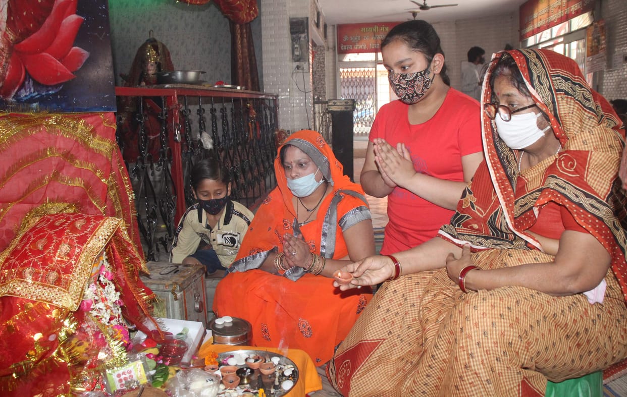 Devotees worshiped mother Shailputri on the first Navratri and wished Mangal