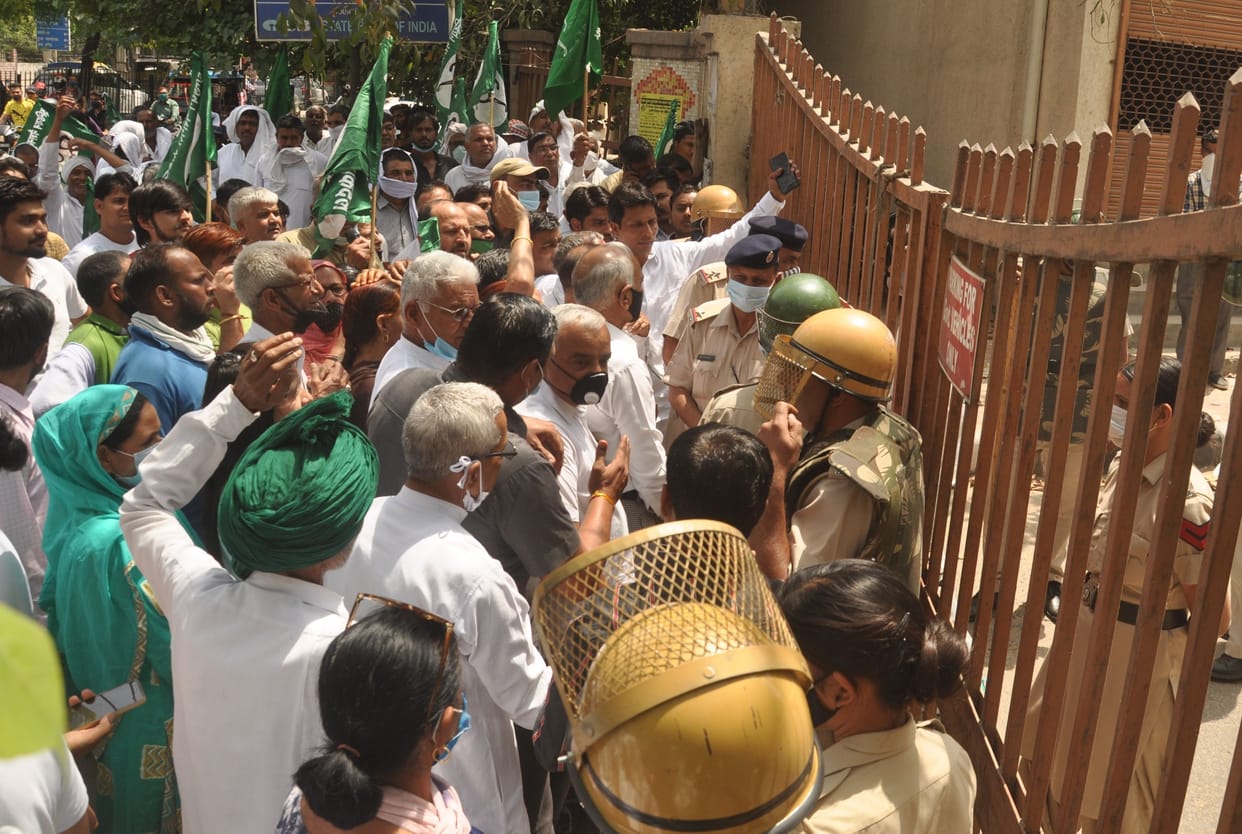 INLD protested outside the Small Secretariat due to rising inflation, demand letter submitted to SDM