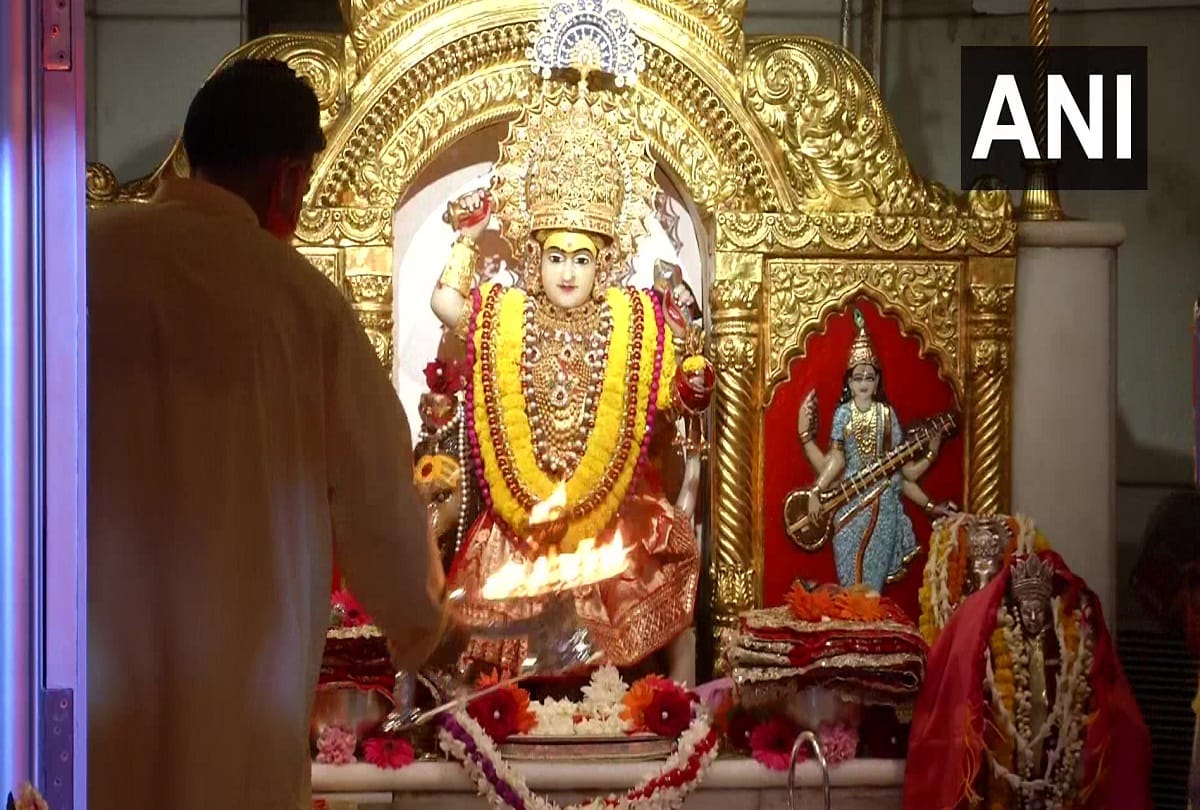 chaitra navrat 2021 many temple closed for public no presence of devotee in Jhandewalan temple due to rising cases of corona