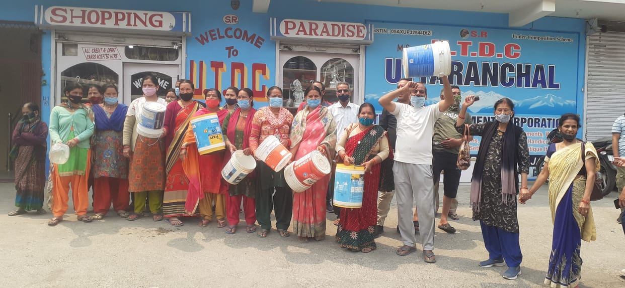 Demonstration by taking empty utensils for water