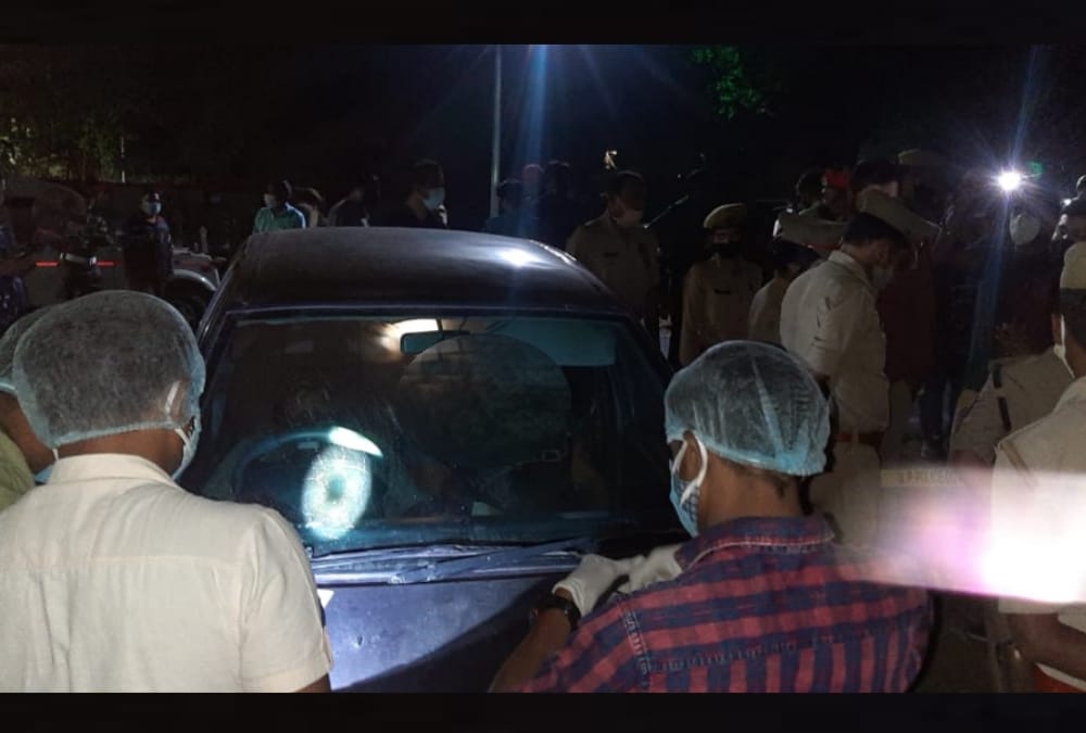 Two dead bodies found in a car in Lucknow cantt, police investigate.