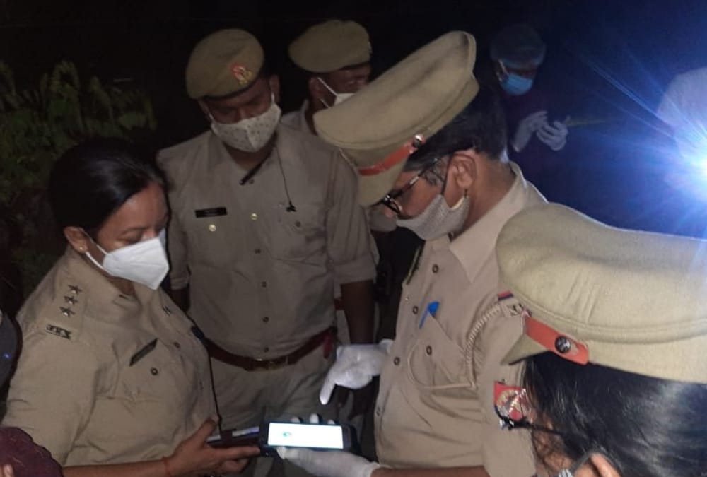 Two dead bodies found in a car in Lucknow cantt, police investigate.