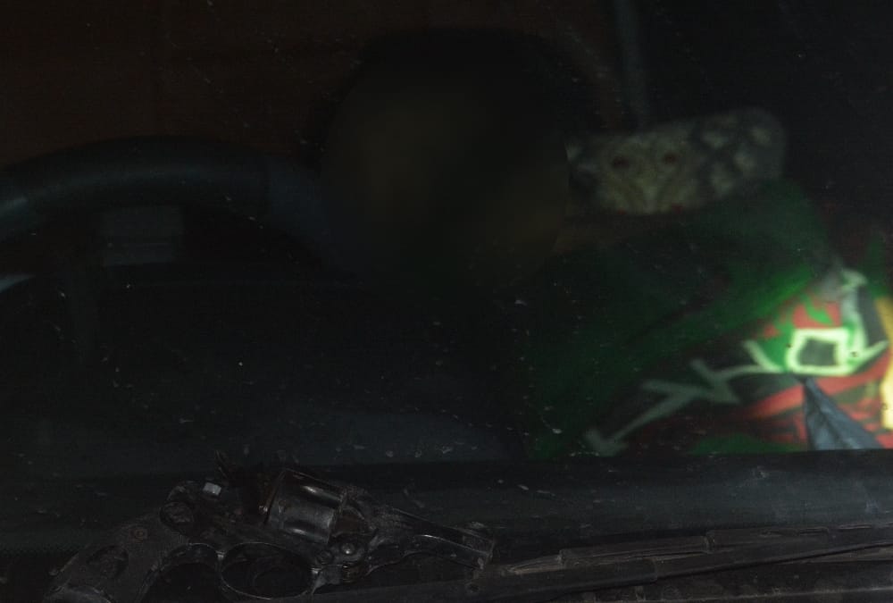 Two dead bodies found in a car in Lucknow cantt, police investigate.