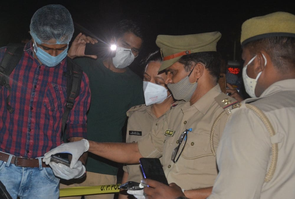 Two dead bodies found in a car in Lucknow cantt, police investigate.