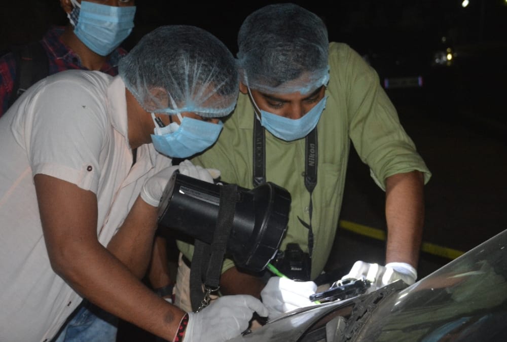 Two dead bodies found in a car in Lucknow cantt, police investigate.