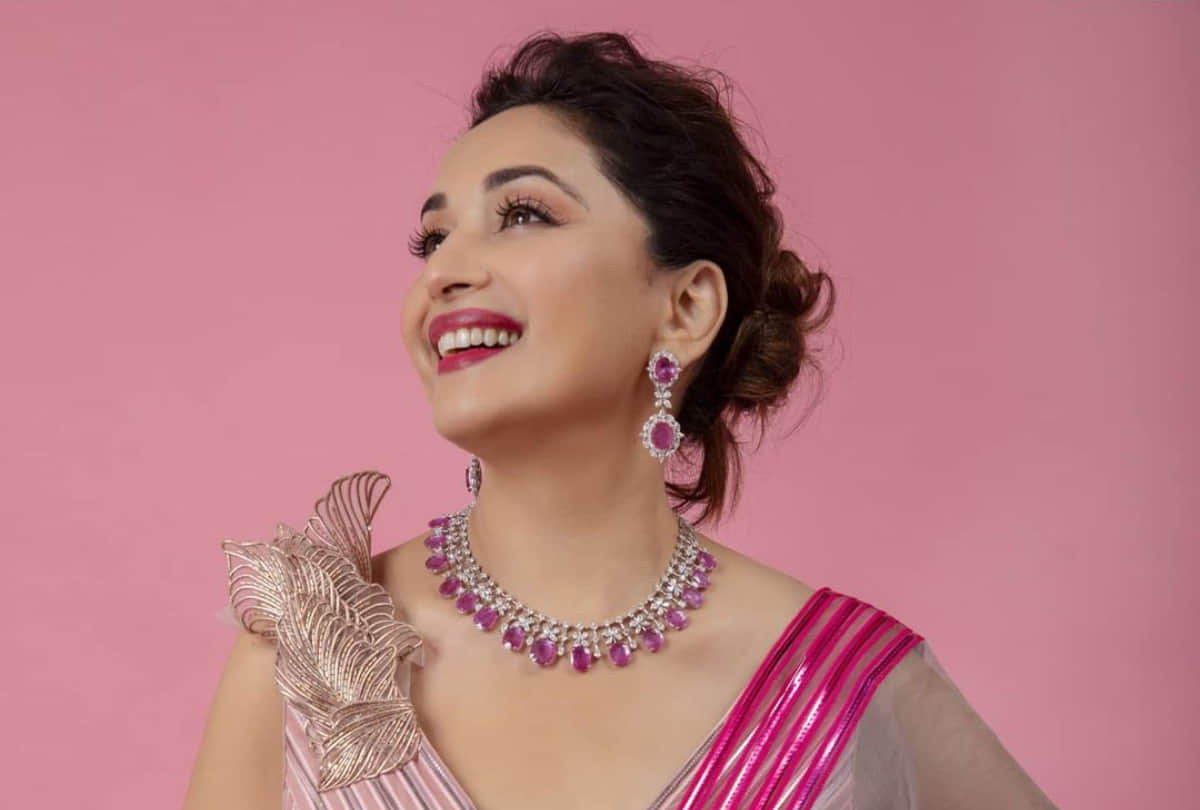 madhuri dixit in manish malhotra sequin silver saree for dance reality show