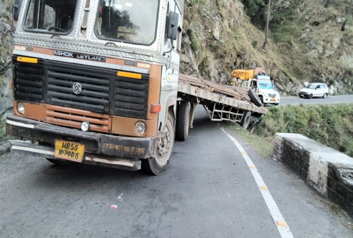 Bramour-Pathankot National Highway remain close for hours for vehicular traffic
