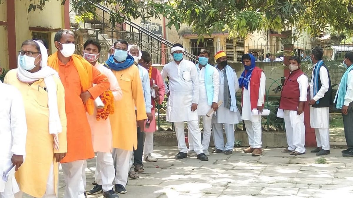 social distancing is not following during nomination for jila panchayat members in mirzapur