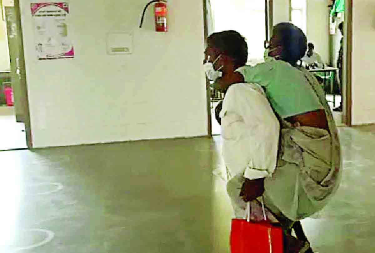 UP: 80-year-old woman did not get wheel chair in kannauj district hospital