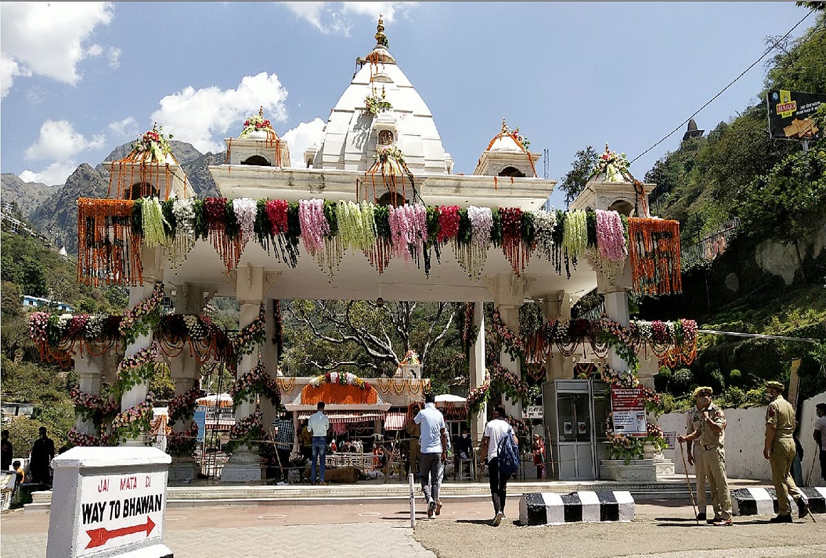 Jammu-Kashmir: Devotees visit Vaishno Devi temple, Mata's darbar decorated with foreign flowers