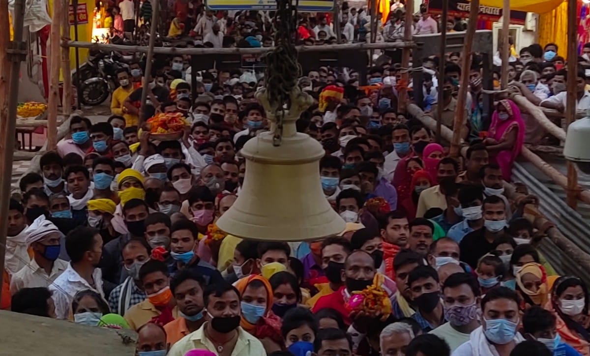 devotees reached and visit maa vindhyavasini mandir worshiped at first navratri in mirzapur