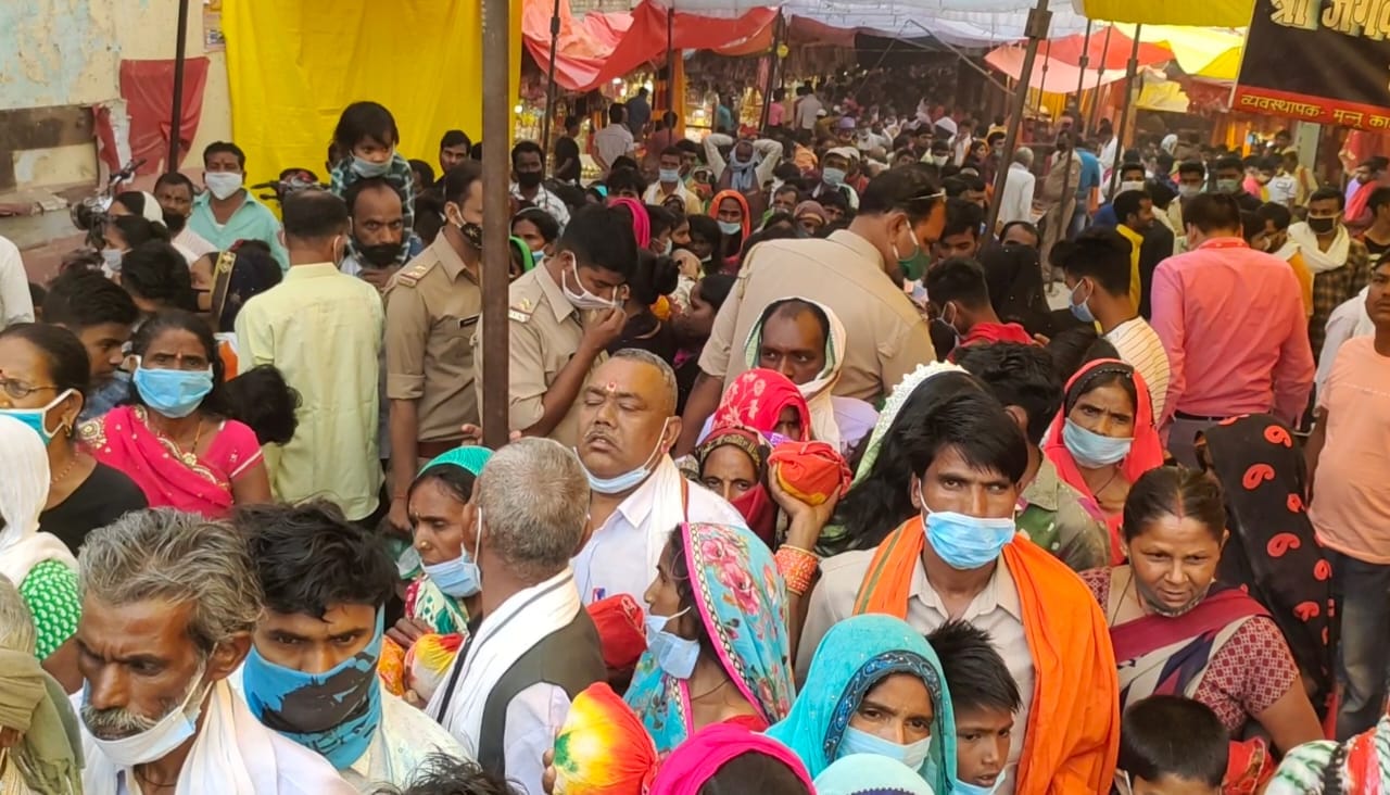 devotees reached and visit maa vindhyavasini mandir worshiped at first navratri in mirzapur