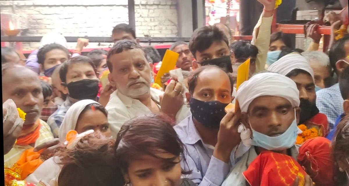 devotees reached and visit maa vindhyavasini mandir worshiped at first navratri in mirzapur