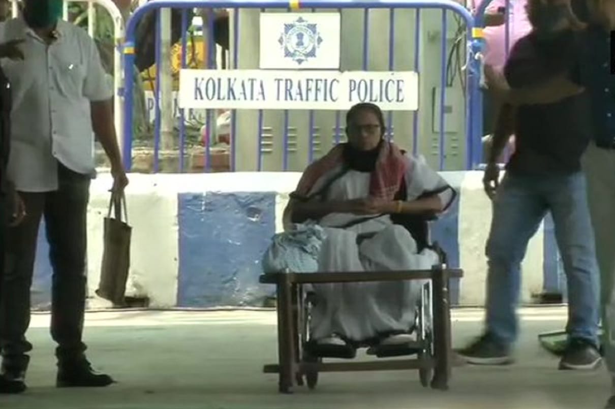 CM Mamata Banerjee sits on dharna at Gandhi Murti, over EC imposed ban election campaign