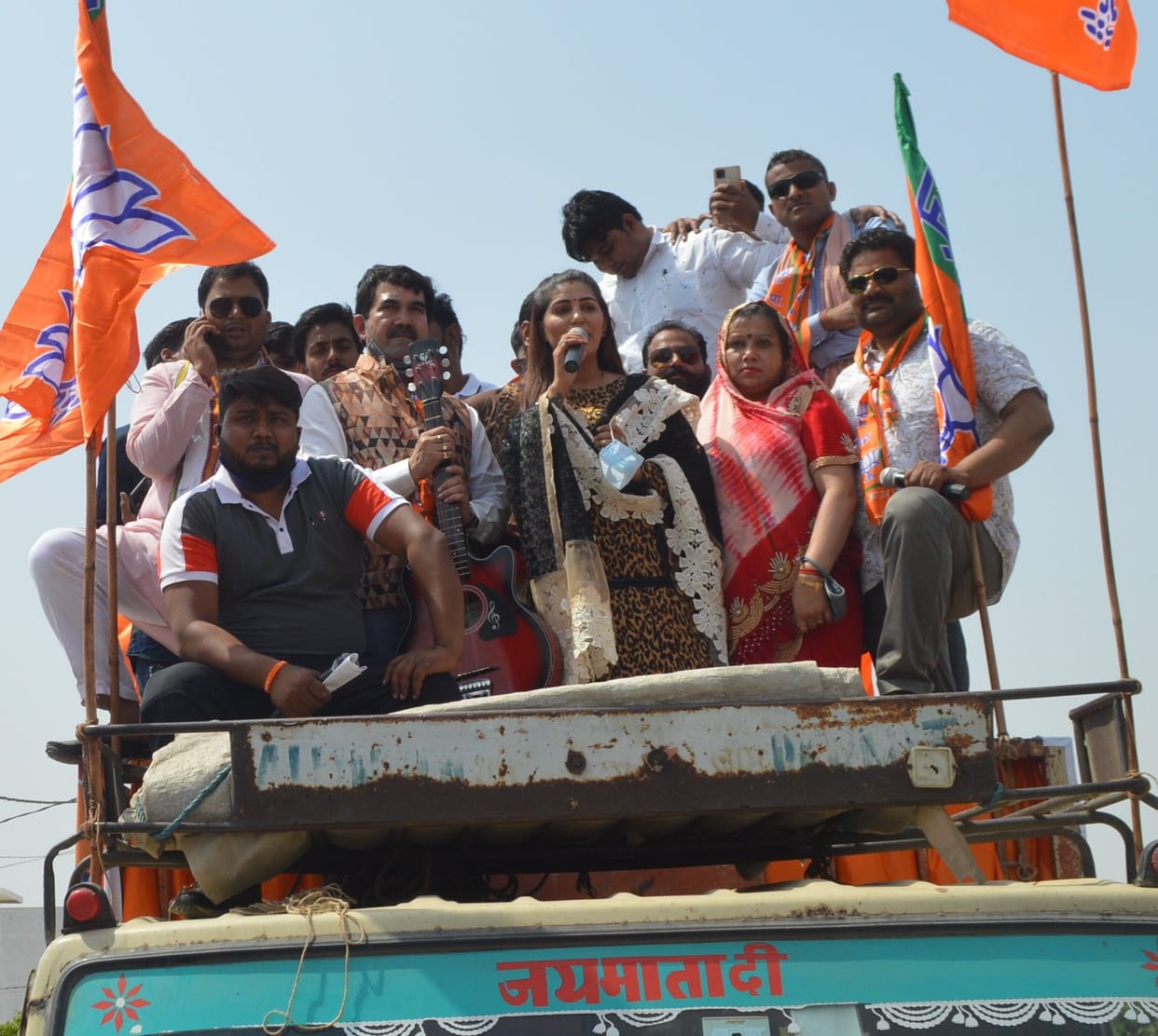 Hathras: Sapna Chaudhary asks for vote, sings song