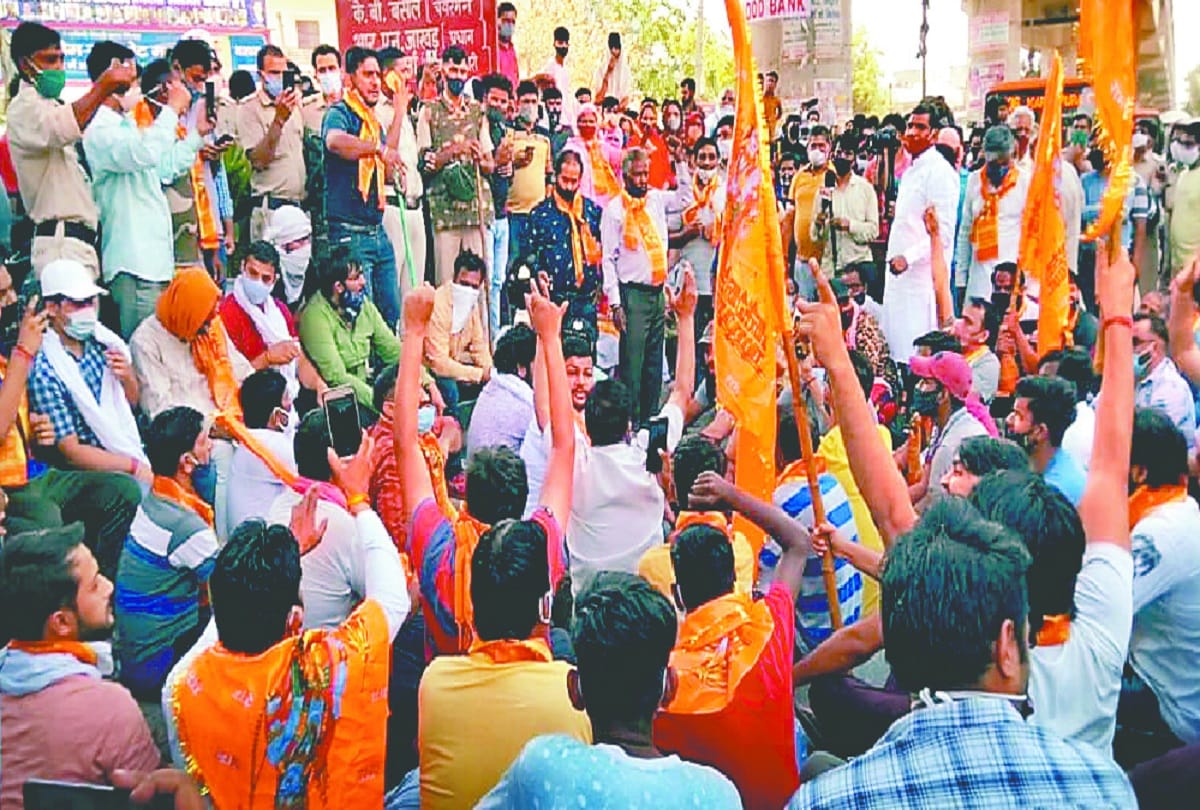 Delhi News : Idols broke in anger people angry