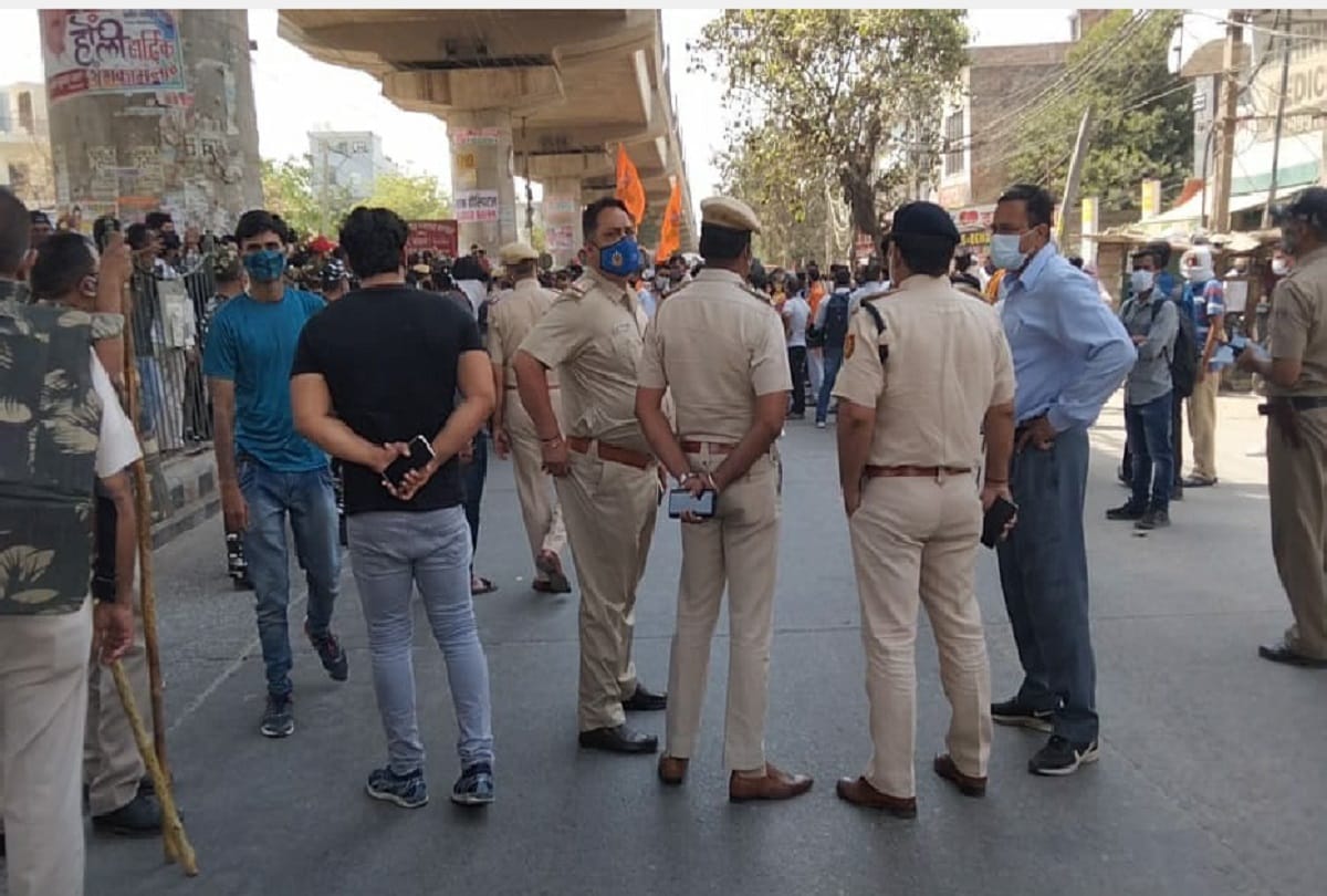Delhi News : Idols broke in anger people angry