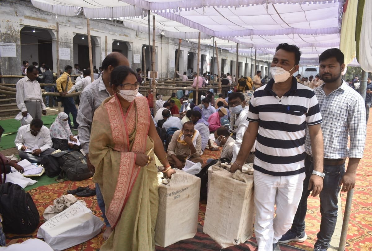 UP Panchayat Election 2021 publicity stopped and polling parties Depart for booths in gorakhpur