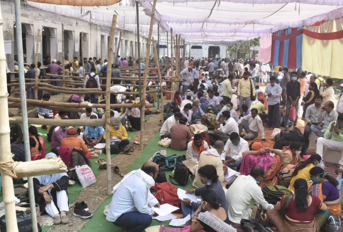 UP Panchayat Election 2021 publicity stopped and polling parties Depart for booths in gorakhpur