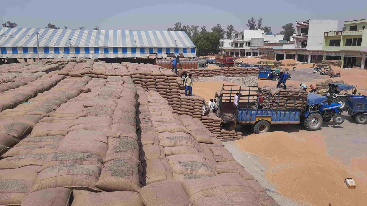 Mandis in the absence of lifting of wheat bags