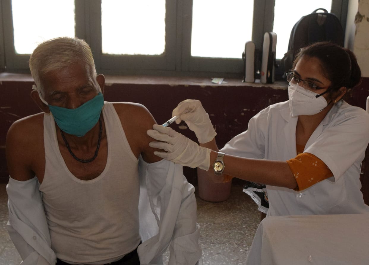 Advocate dies, 77 more infected