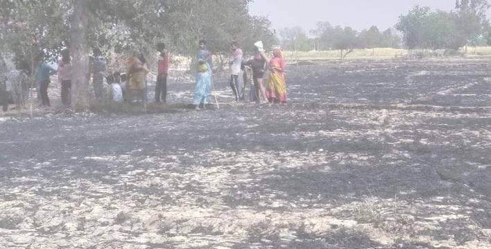 Fire in five huts, burnt cash and goods