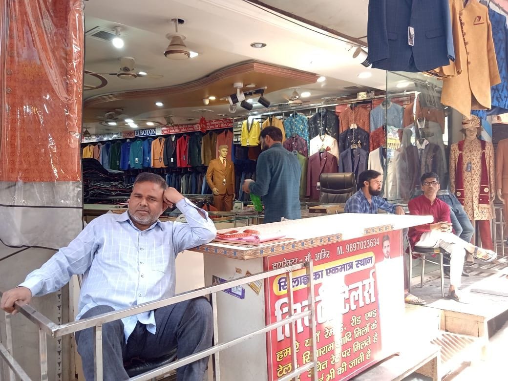 Dhampur market opened in weekly bandhi also
