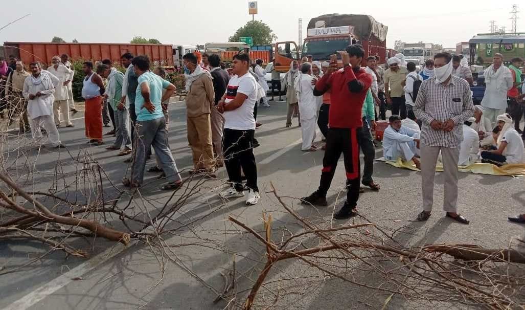 Farmers jammed Hisar-Chandigarh highway due to lack of sacks in Mandi