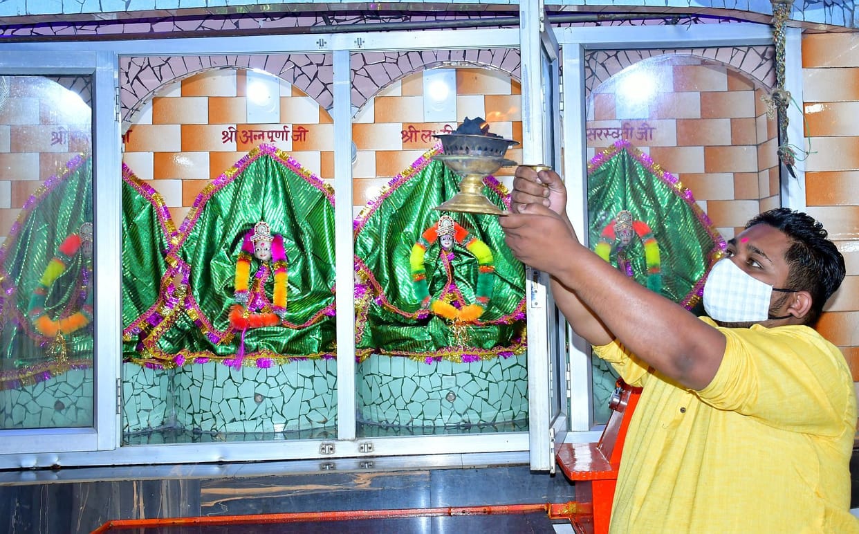 The court of the mother was decorated with flowers, devotees worshiped Brahmacharini