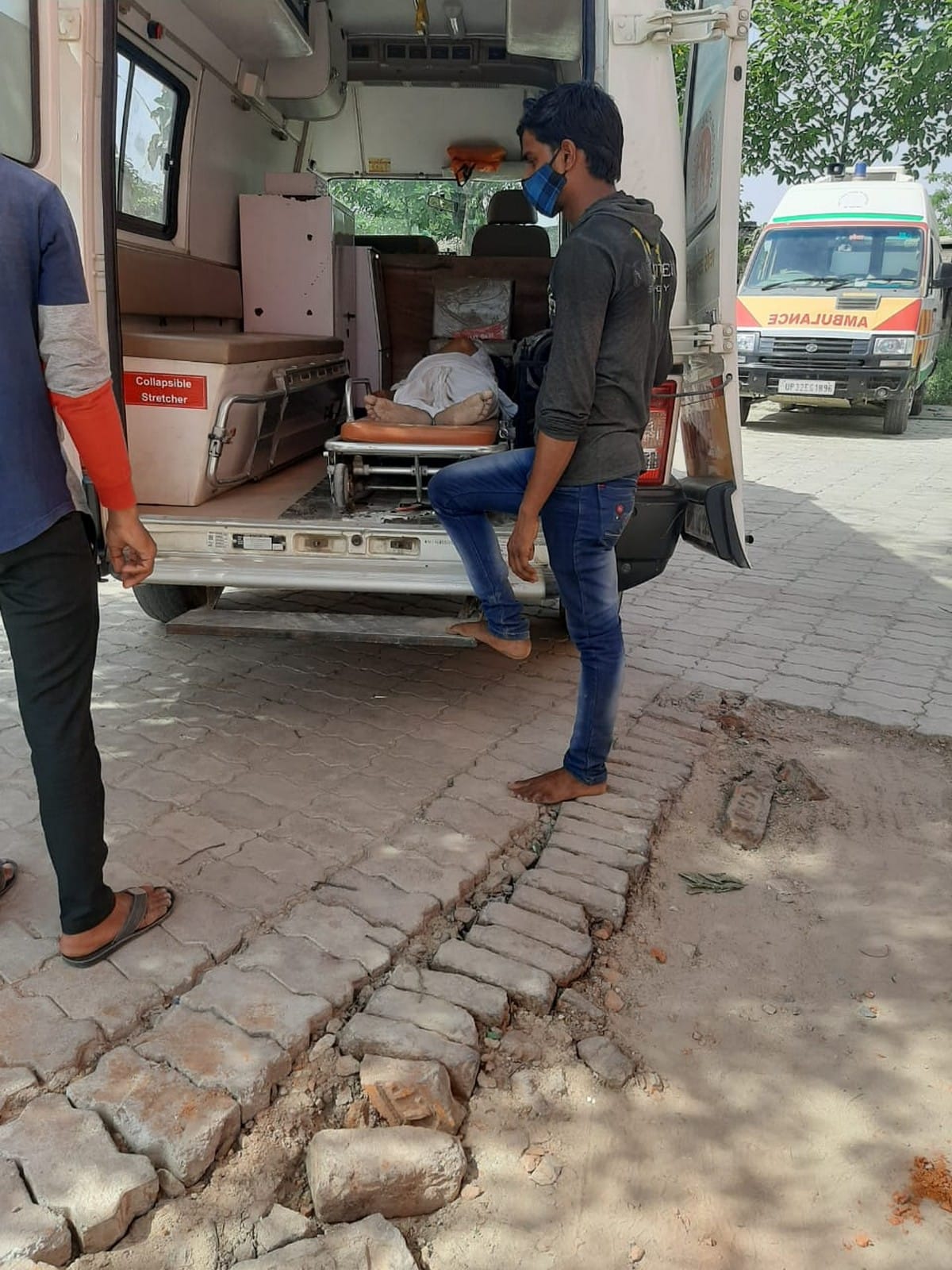 two brothers died due to corona third still fighting with disease in Gorakhpur