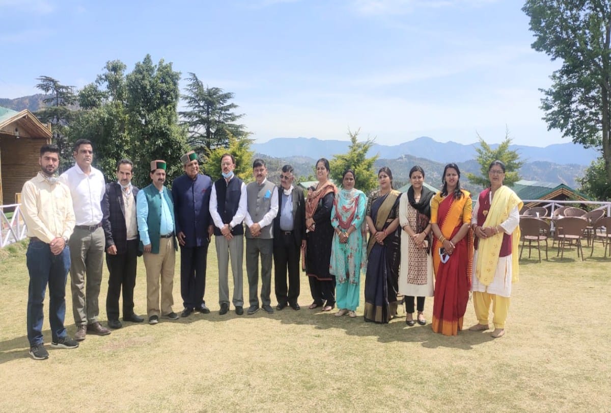 mc solan: Intelligence personnel kept searching and Congress councilors took   photos outside the resort