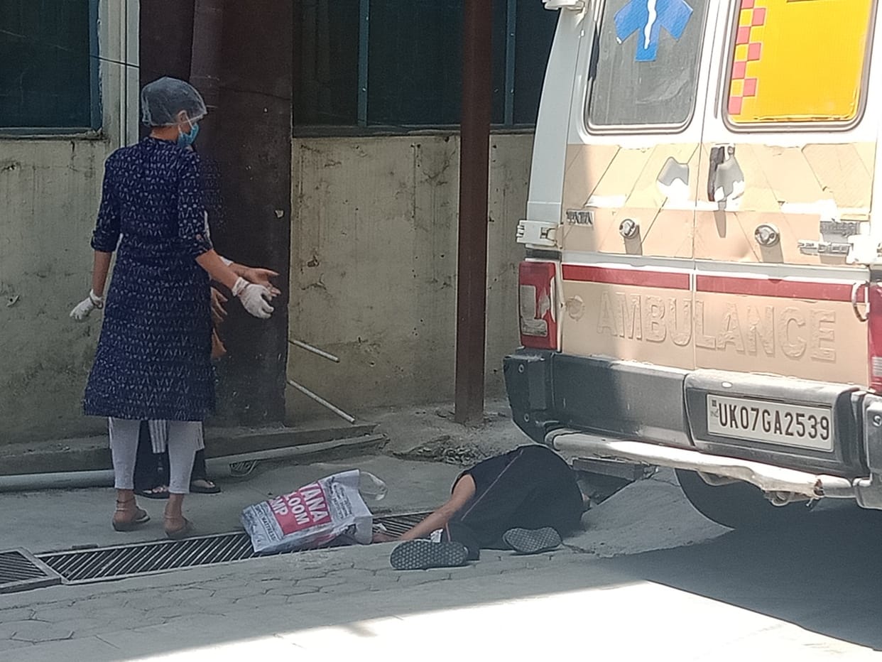 coronavirus in uttarakhand latest news : woman get injured but due to fear of corona medical staff did not touch her