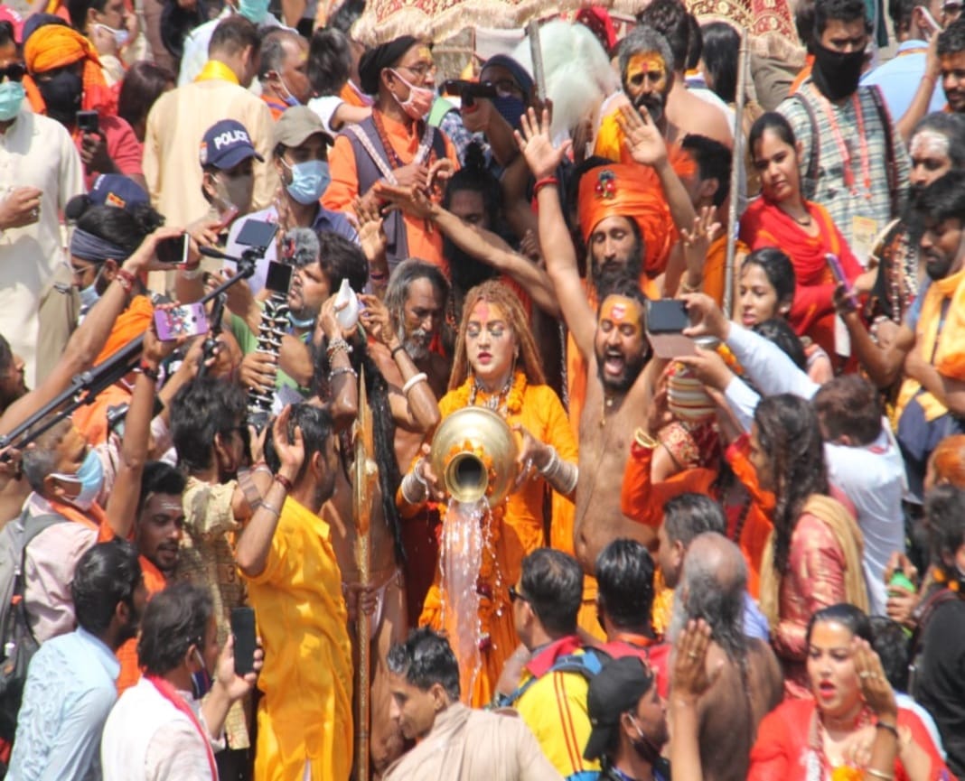 Kumbh Mela 2021: Third Shahi Snan Today in Haridwar, akhara saint took holy dip in ganga
