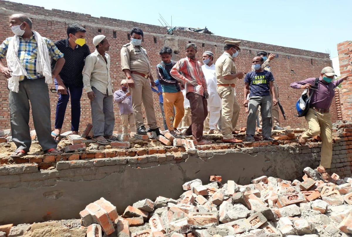 under construction house wall collapsed in sambhal three laborers died