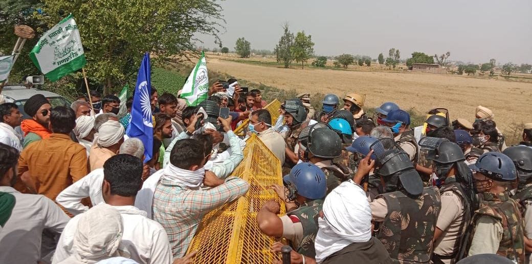 On the information about the arrival of the Deputy CM, there was a push from the police to stop the farmers who came to protest.