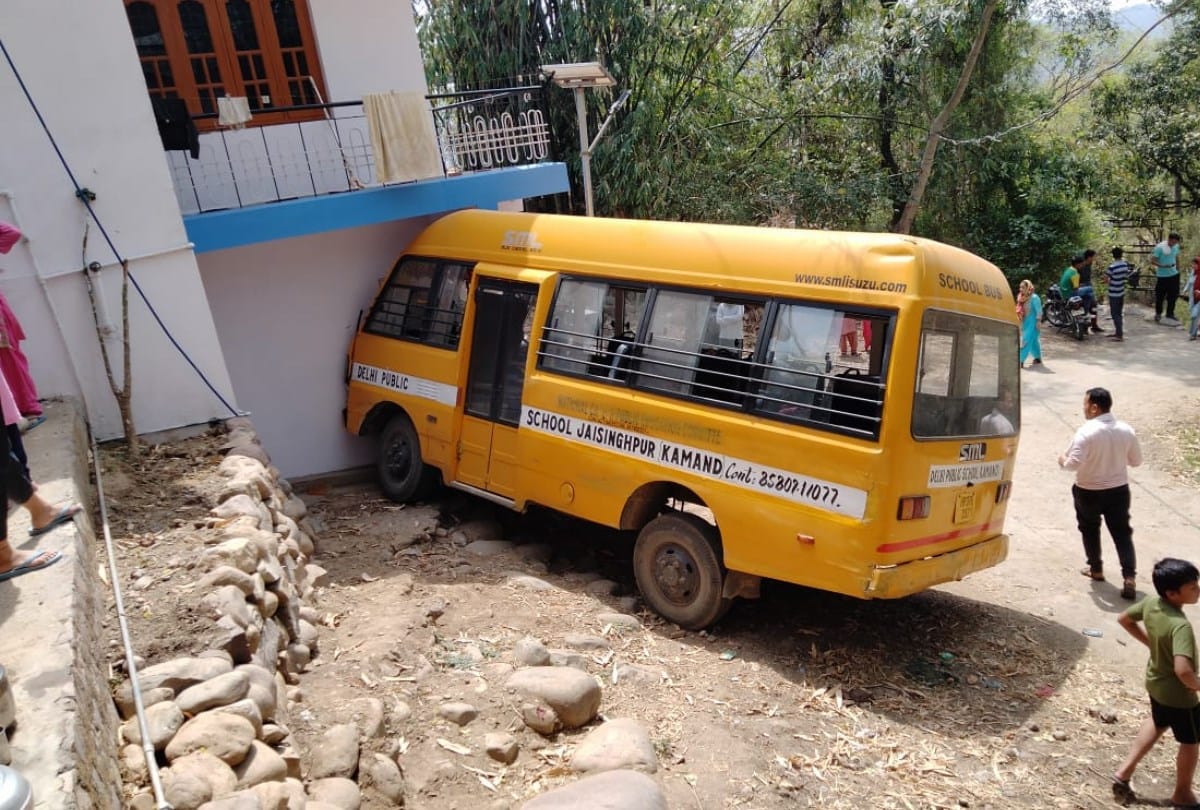 Himachal News: 15 injured as bus with women and children rams house in lambagaon kangra