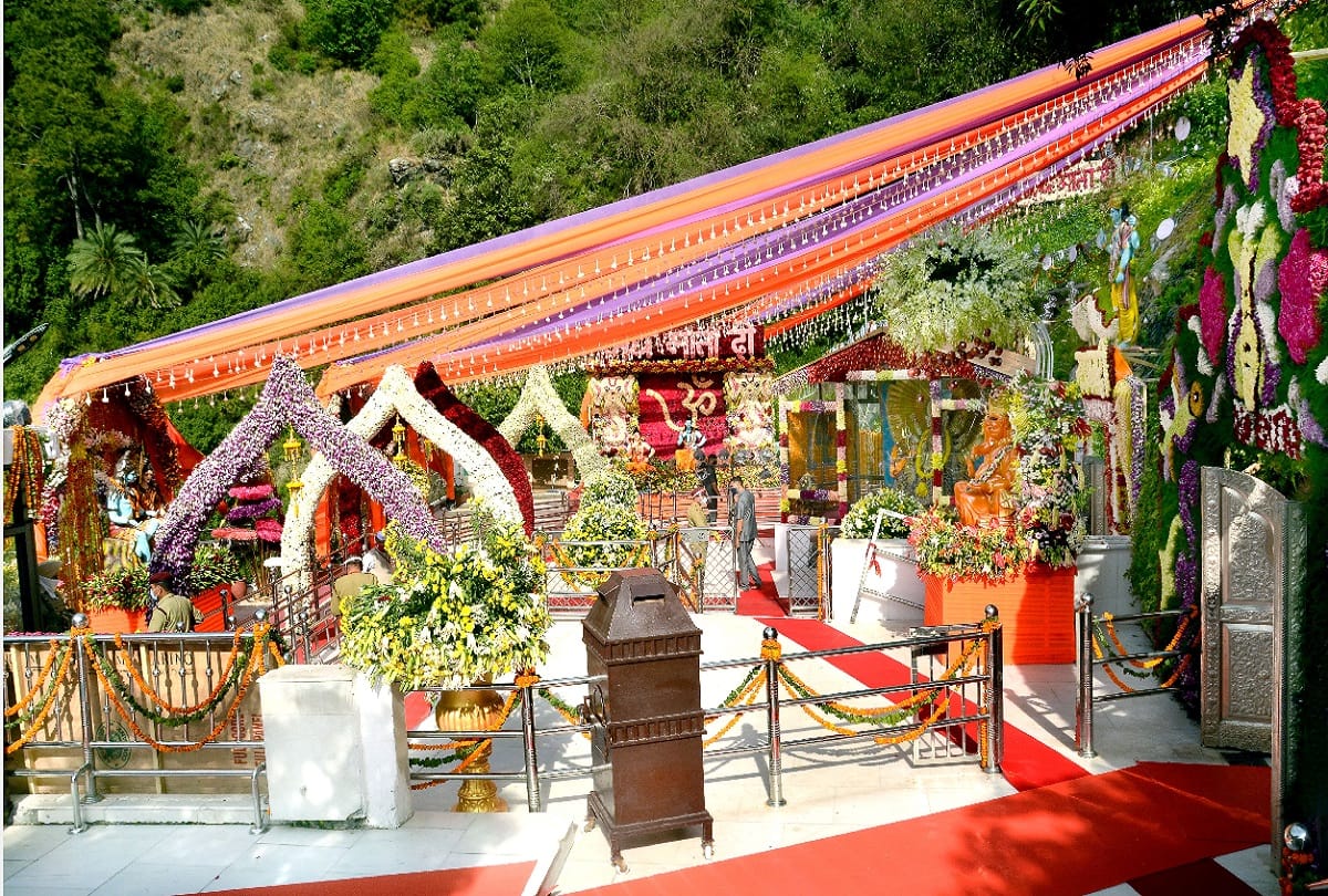 Navratri Festival: From Katra to Bhawan, the court of the mother started lit up with exotic flowers, colorful lights