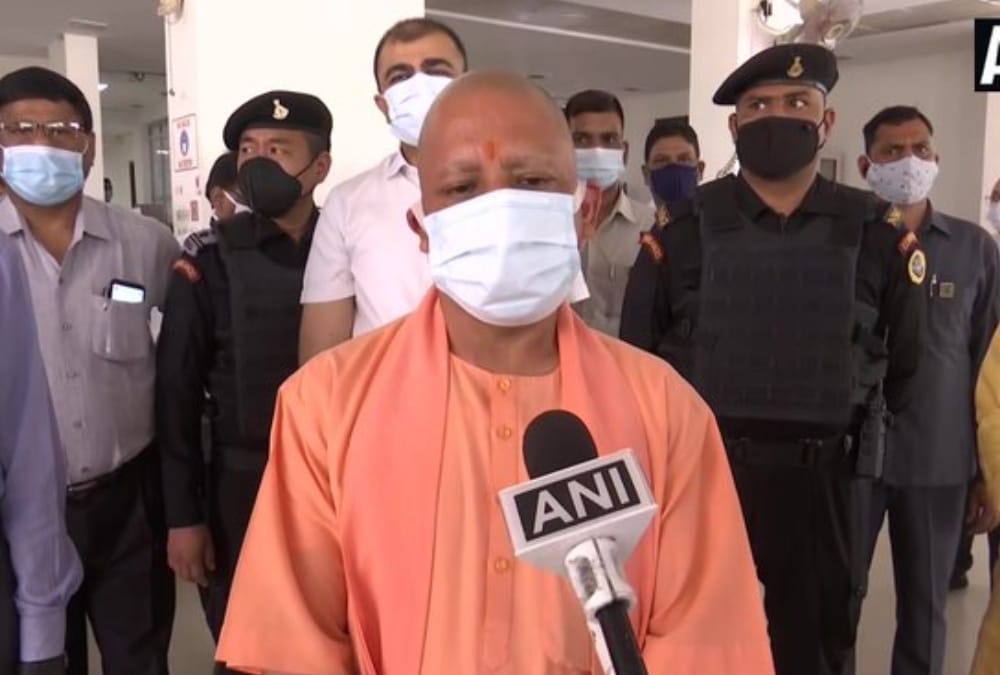 CM Yogi gave instructions to provide 10-10 oxygen concentrators on all CHCs