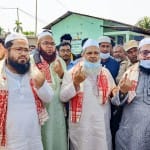 एआईयूडीएफ प्रमुख और सांसद मौलाना बदरुद्दीन अजमल (मध्य में)