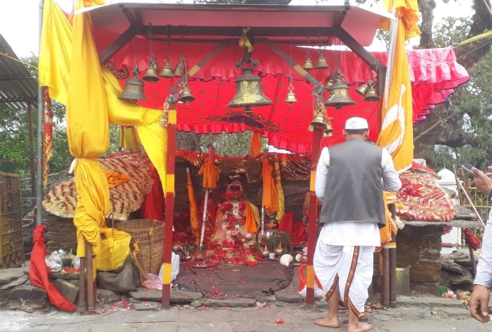 Uttarakhand News: Jakh Devta Dance on burning coals in in Rudraprayag, Devotees not Follow Covid 19 Rules Photos