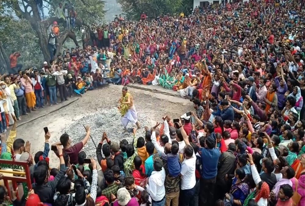 Uttarakhand News: Jakh Devta Dance on burning coals in in Rudraprayag, Devotees not Follow Covid 19 Rules Photos