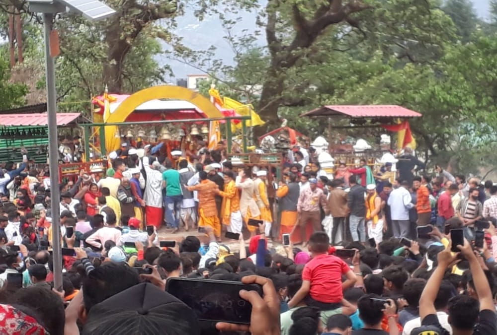 Uttarakhand News: Jakh Devta Dance on burning coals in in Rudraprayag, Devotees not Follow Covid 19 Rules Photos