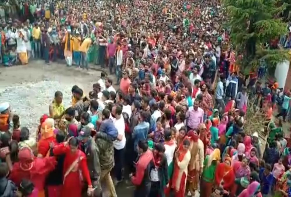 Uttarakhand News: Jakh Devta Dance on burning coals in in Rudraprayag, Devotees not Follow Covid 19 Rules Photos
