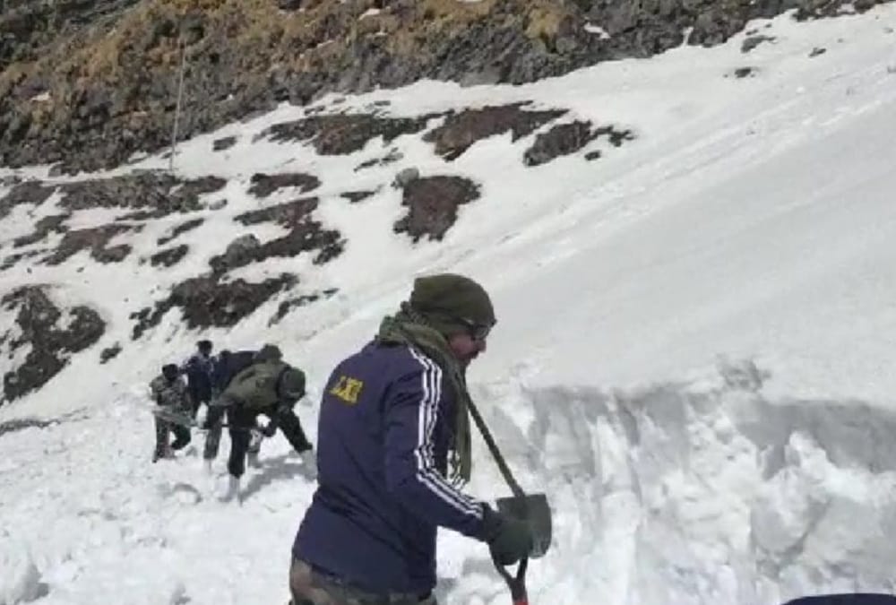 Hemkund Sahib Yatra 2021: Indian Army Soldiers Removing Snow From Astha path Photos