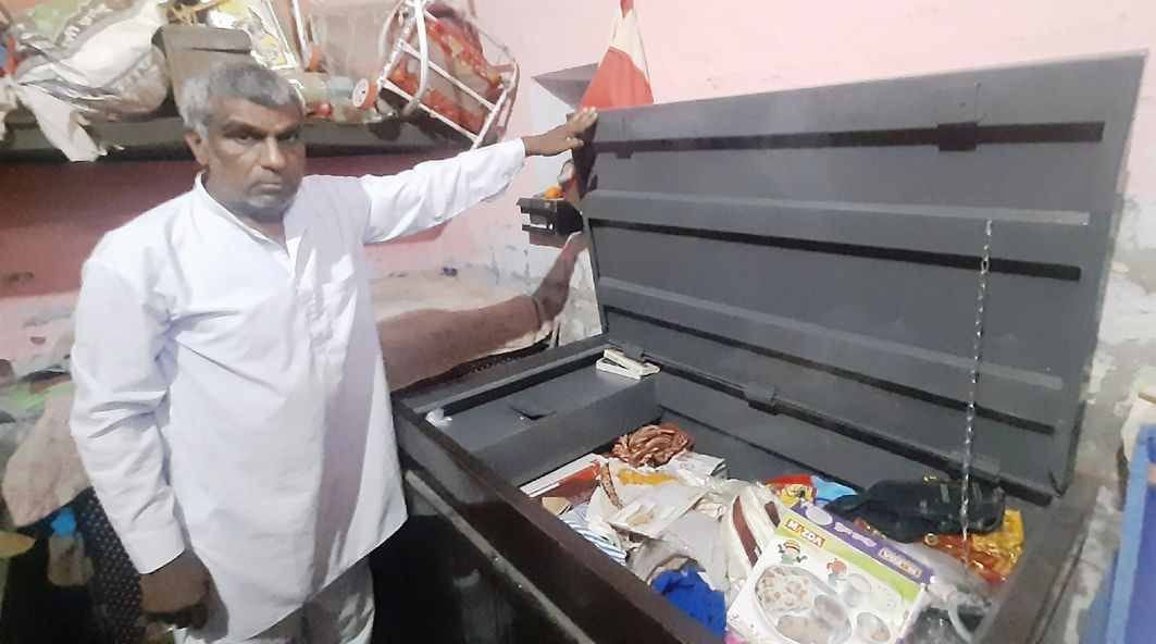 Jewelry and accessories worth lakhs of rupees stolen after breaking the lock of the box