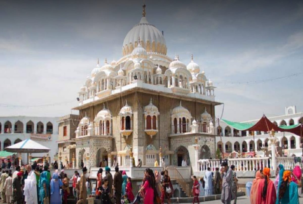More than 800 Sikh devotees reach Panja Sahib in Pakistan
