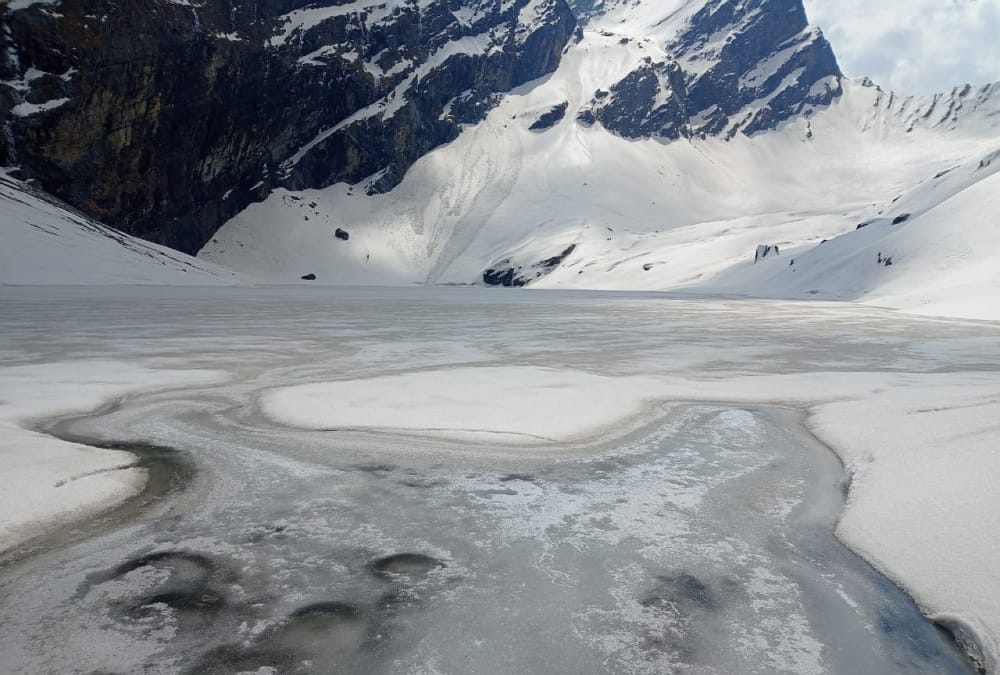 Hemkund Sahib Yatra 2021: Indian Army Soldiers Removing Snow From Astha path Photos
