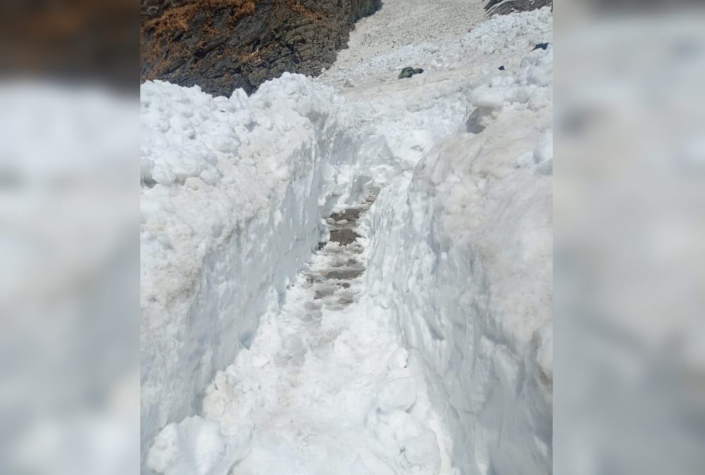 Hemkund Sahib Yatra 2021: Indian Army Soldiers Removing Snow From Astha path Photos