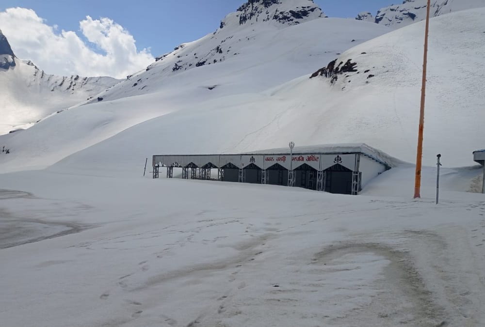 Hemkund Sahib Yatra 2021: Indian Army Soldiers Removing Snow From Astha path Photos