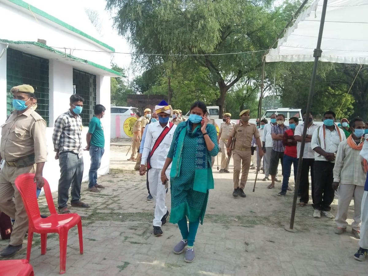 police slapped a young man reached on polling booth sitting with BSP candidate by scooty uproar